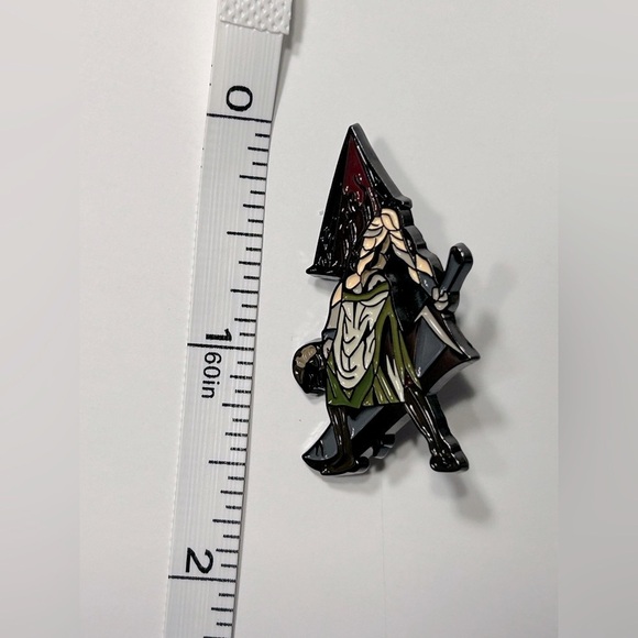 Silent Hill - Pyramid Head Pin 😶‍🌫️🔺✂️ - Picture 3 of 6